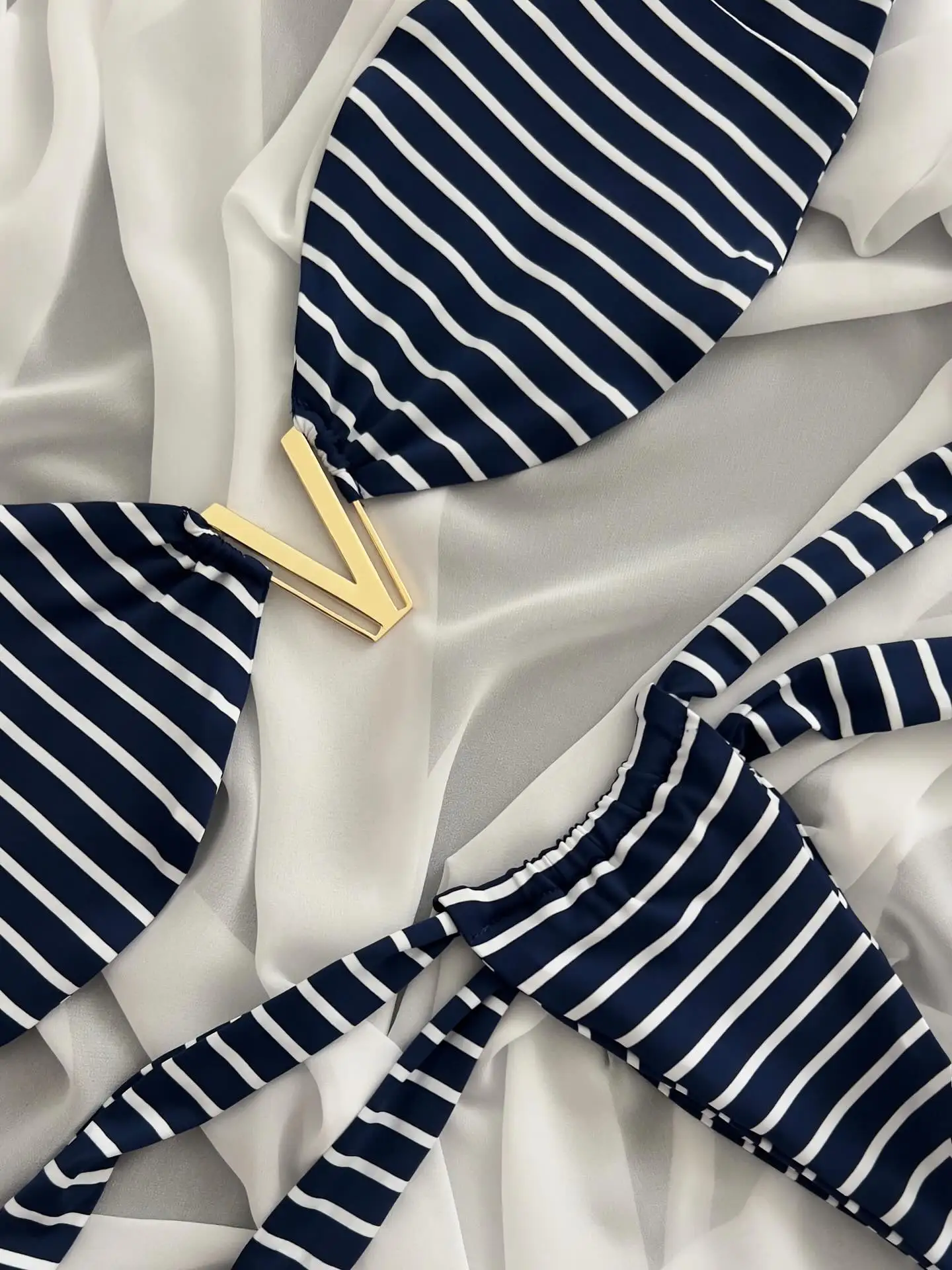 

2025 Сексуальное бикини в темно-синюю и белую полоску — топ с металлической V-образной пряжкой и галстуком, идеально подходящий для пляжной одежды и вечеринок у бассейна, пляжного отдыха
