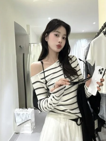 

Korean Sle Casual Striped Long Sve Loose Women's T-irt oulder Baring Top for Commuting Winter New Arrival Versatile