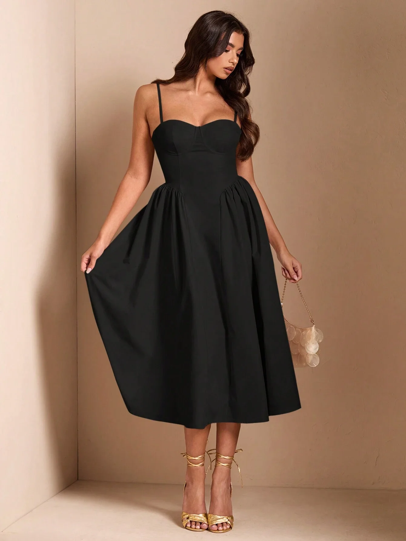 

Элегантное женское черное платье миди А-силуэта на тонких бретелях для вечеринки или свидания