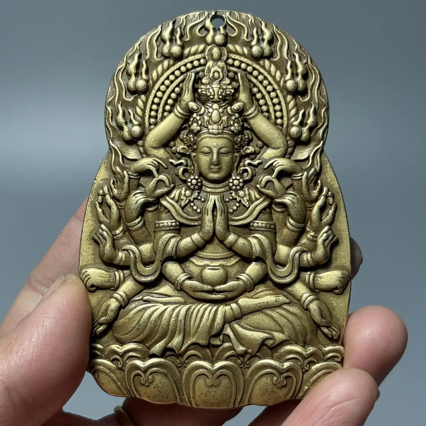 plaque-en-cuivre-guanyin-aux-mille-mains-en-laiton-massif-avec-tete-de-tigre-au-dos-pendentif-amulette-sculpture-ornementale-de-bete-porte-bonheur