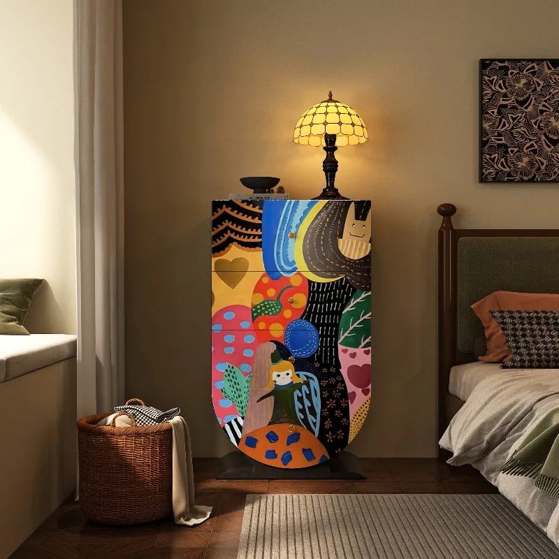 خزانة خشبية بأربعة دلاء، وغرفة معيشة على الحائط، وخزانة تخزين منزلية بجانب السرير لغرفة النوم