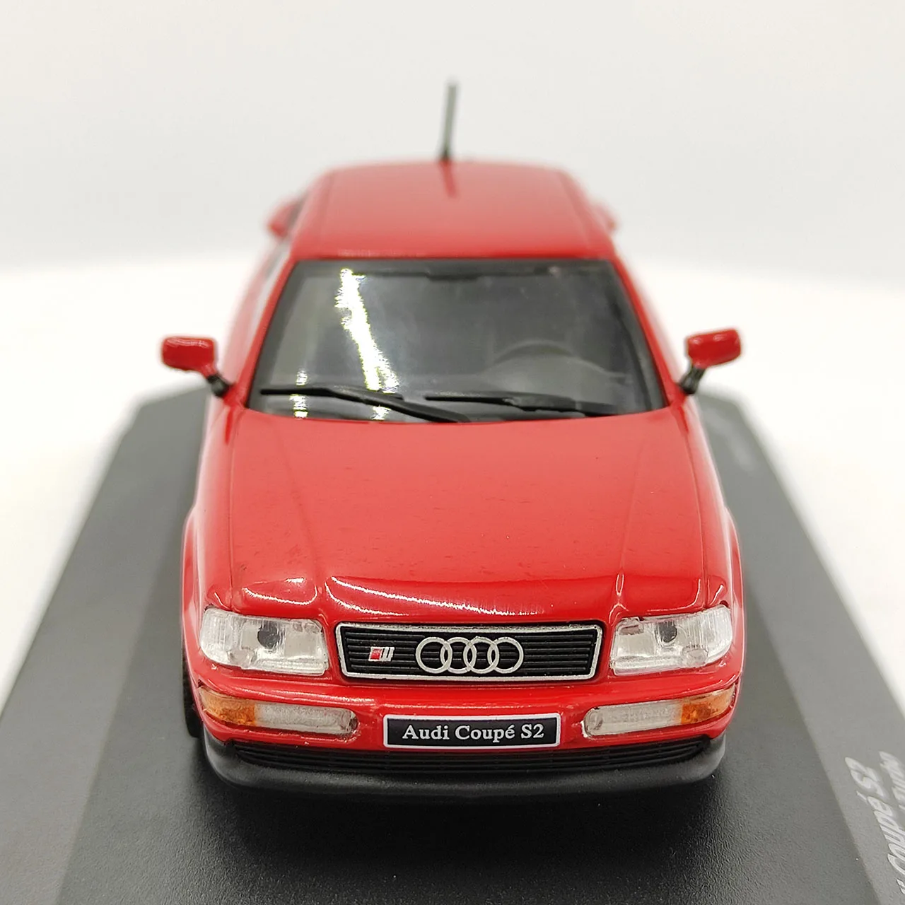 Modèle de voiture en alliage rouge Audi Coupe S2, échelle 1:43,