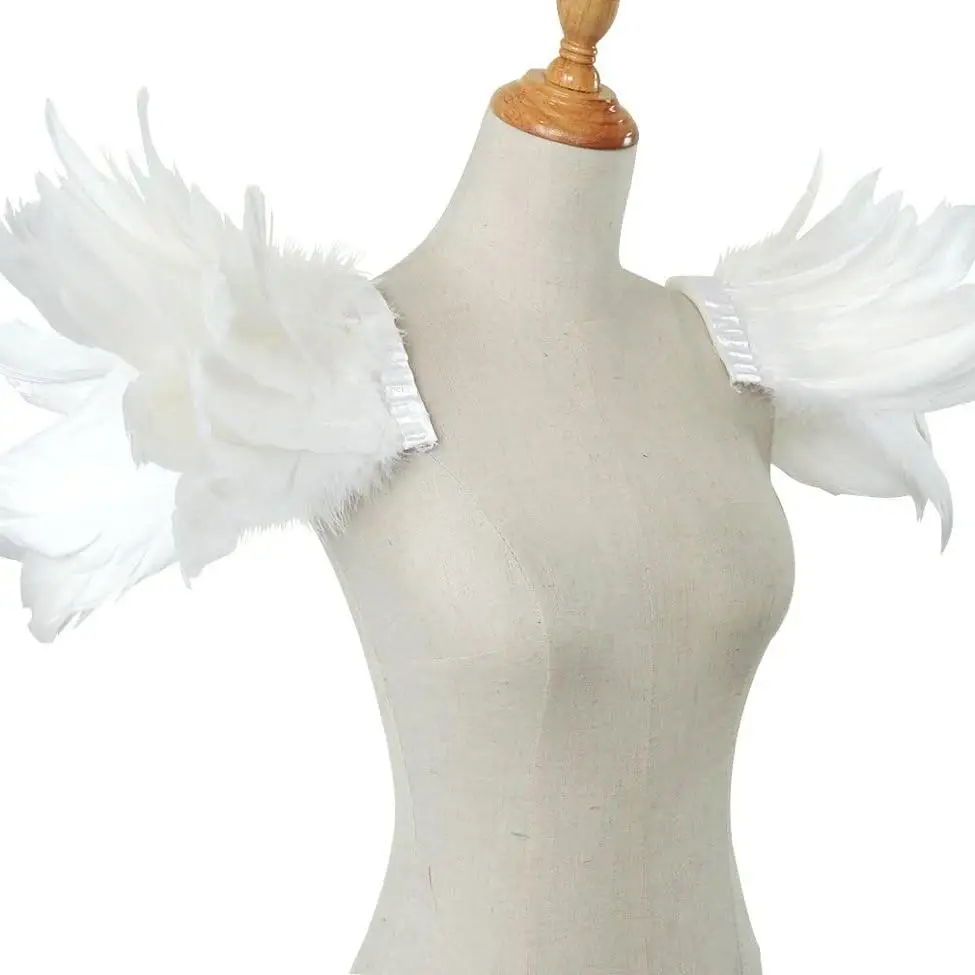 زي تنكري للهالوين بأسلوب قوطي مع أكمام ريش على الكتف، زي للعروض المسرحية مع تفاصيل ريش النعام، اتجاه أزياء عرقي