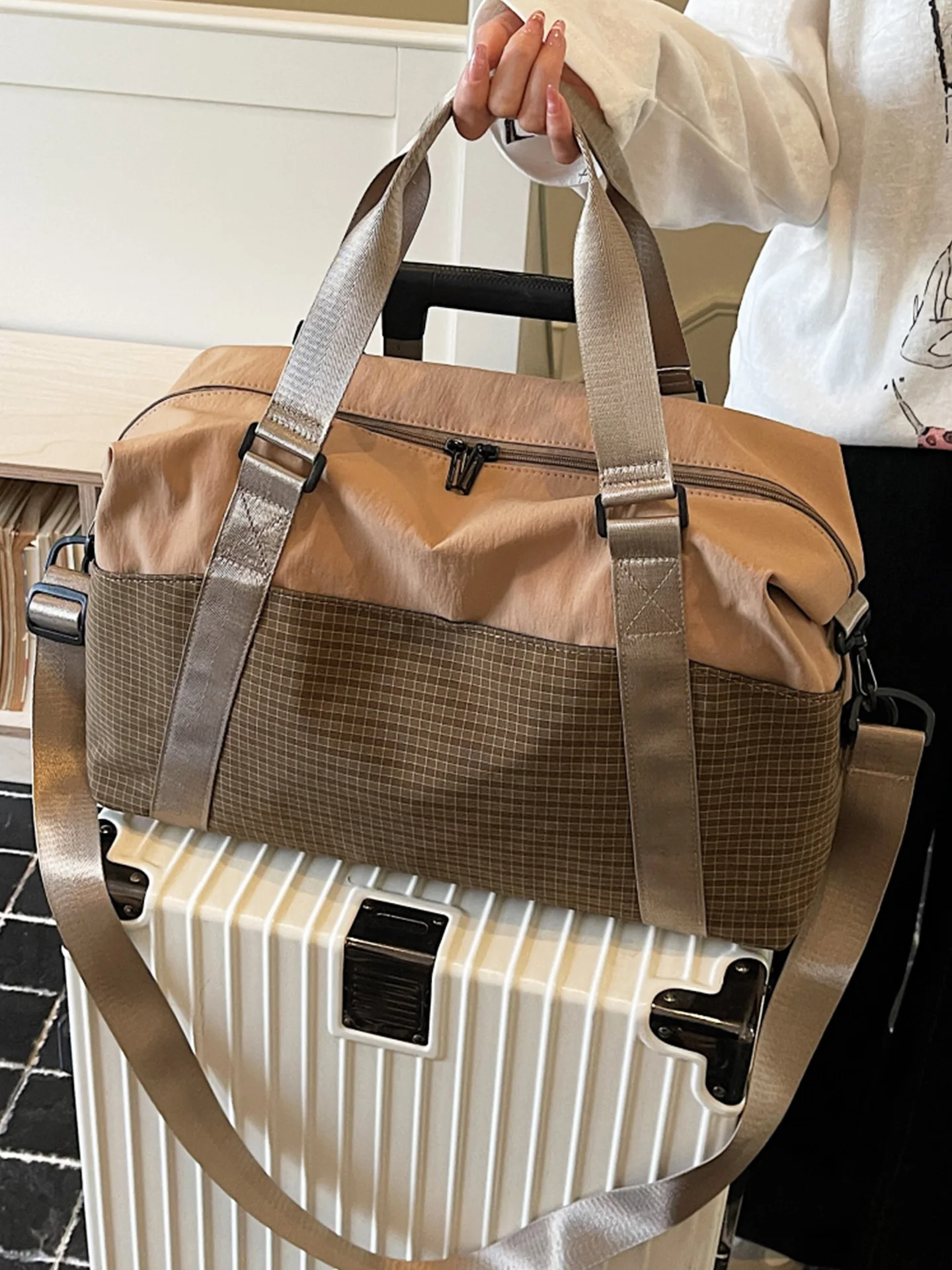 borsa-da-viaggio-alla-moda-portatile-ideale-per-brevi-viaggi-con-custodia-per-bagaglio-scomparti-separati-per-indumenti-asciutti-e-bagnati-senza-ruote