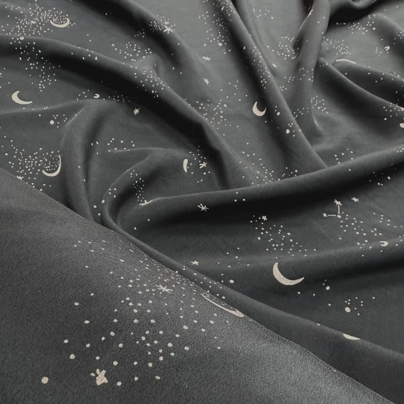 

Ткань из 100% тутового шелка 19 Momme Crepe Silk, черная, с принтом Луны и звезд, 114 см, ширина 55 дюймов, по дворам JX060
