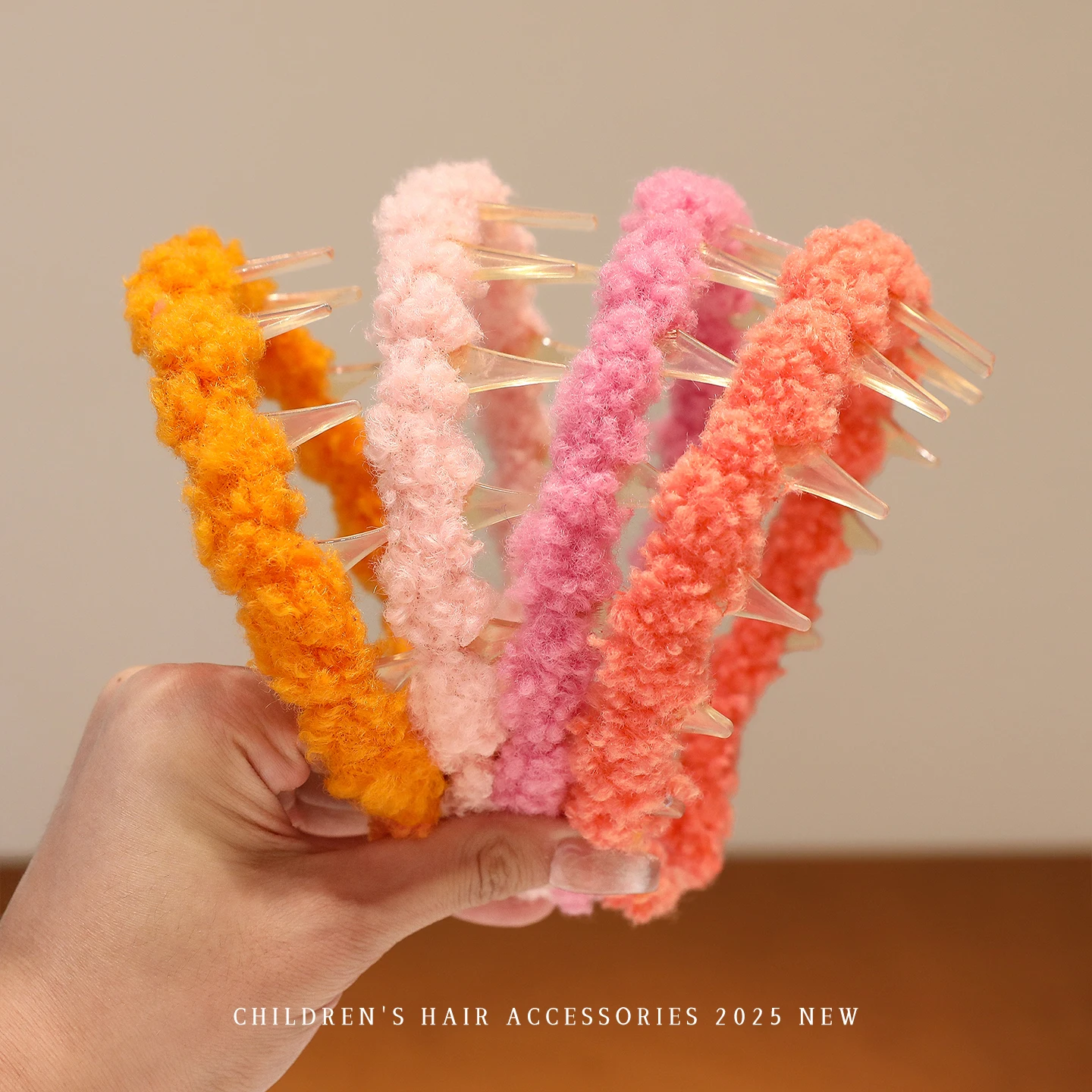 Herbst-Winter-Weihnachts-Kinder-Haarband mit Zähnen, Santa-Stil, bunter Plüschgarn-Haarreif, Mädchen-Weihnachtsfeier-Haaraccessoire – Detail 6