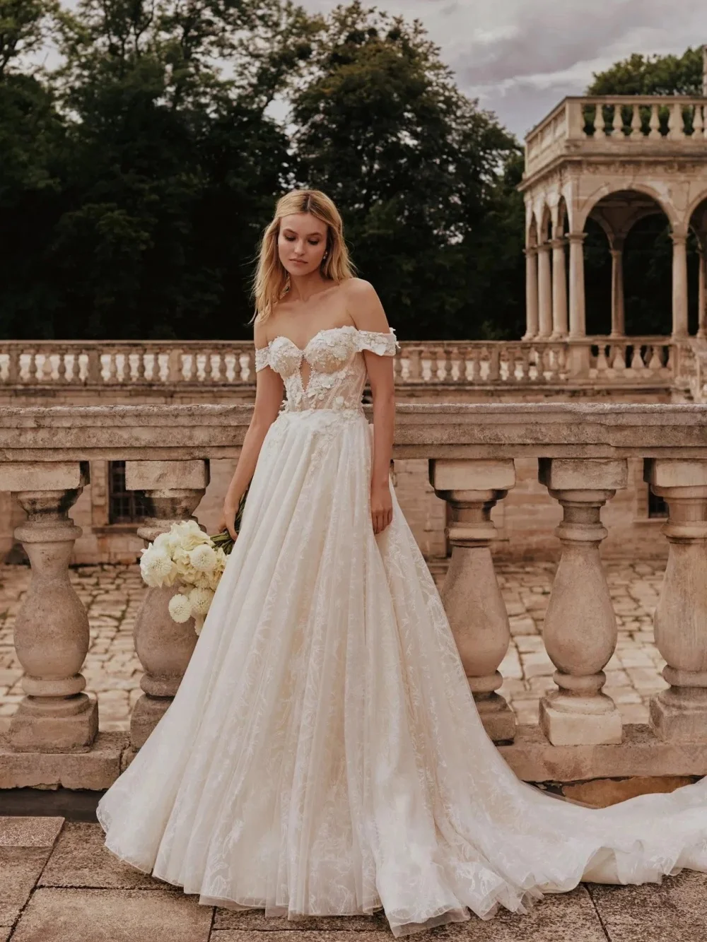 

Romantic Off-Shoulder Wedding Dress Elegant Sleeveless Bridal Gown Classic Lace Applique Floor-Length Customized