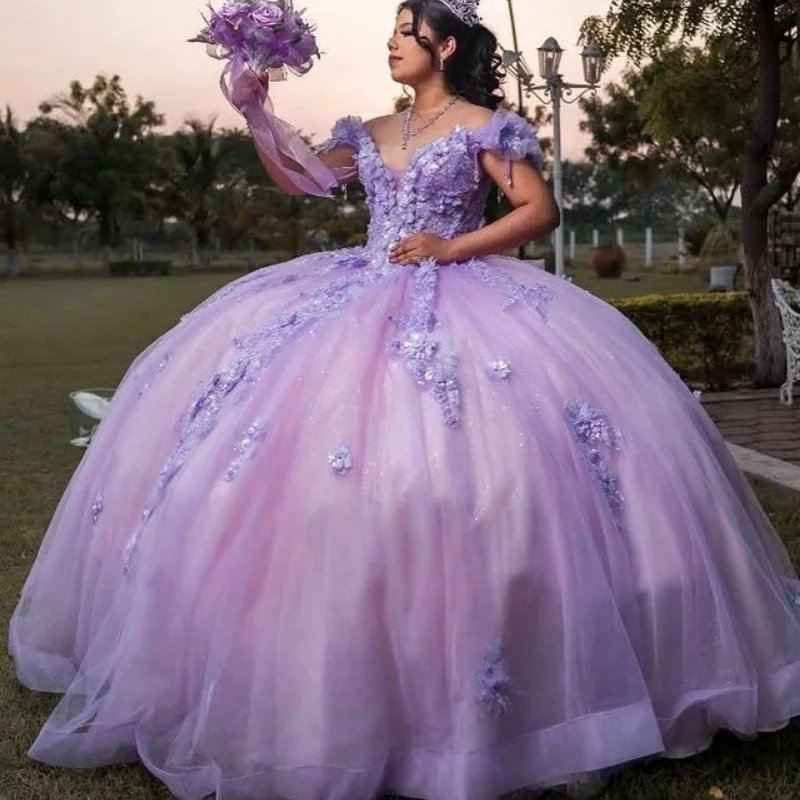 

Лавандово-фиолетовое платье для квинсеаньеры с открытыми плечами, блестящими аппликациями, 3D цветами, длинным шлейфом и бантом. ﻿ Настройте на свой вкус