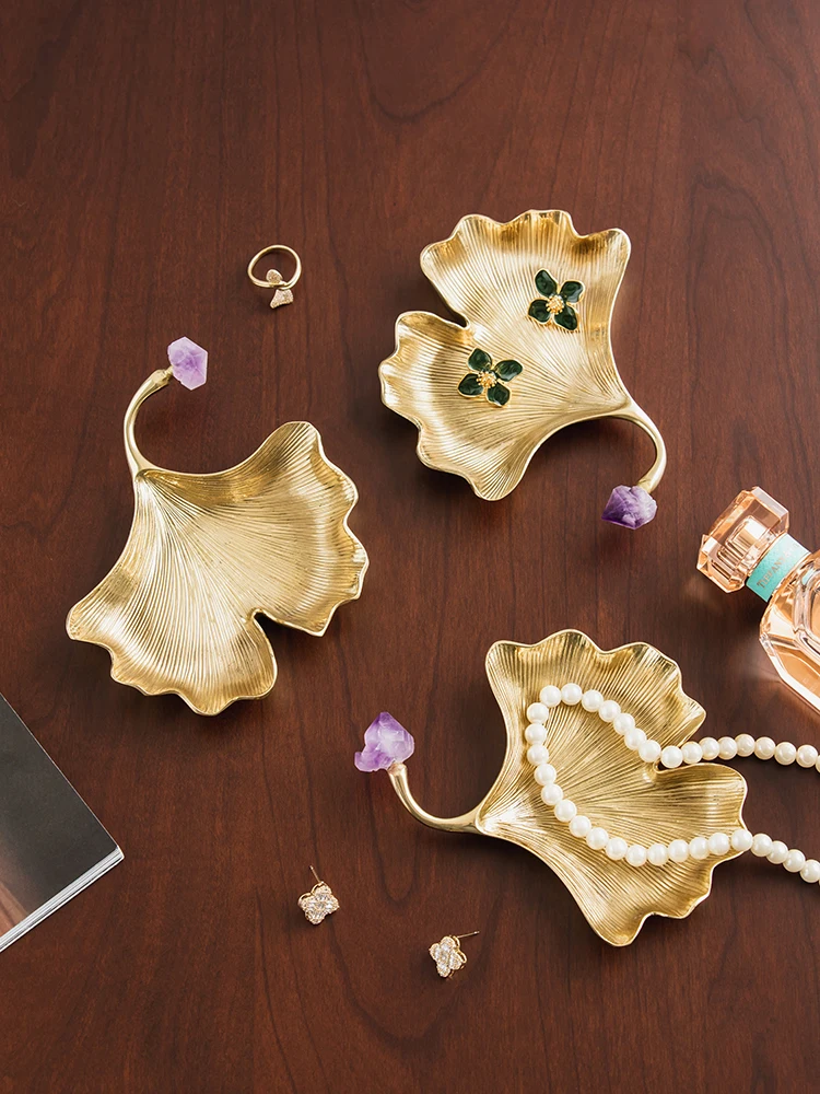 

Декоративный латунный поднос в скандинавском стиле для гостиной, поднос для сухофруктов, органайзер для украшений, роскошный настольный декор для спальни в форме растения