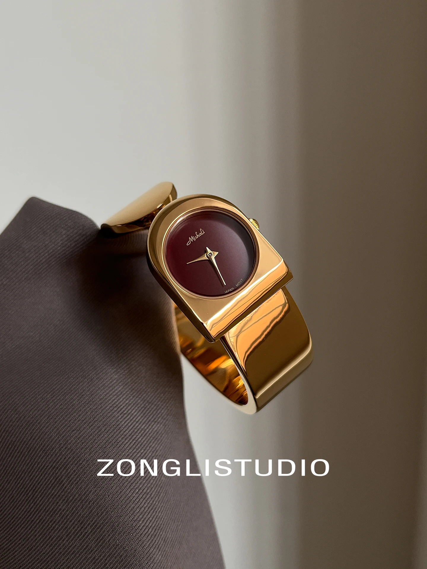 ساعة نسائية فاخرة أصلية، طراز سوار مربع بسيط، ساعة دائرية صغيرة معدنية راقية، ساعة يد عصرية.