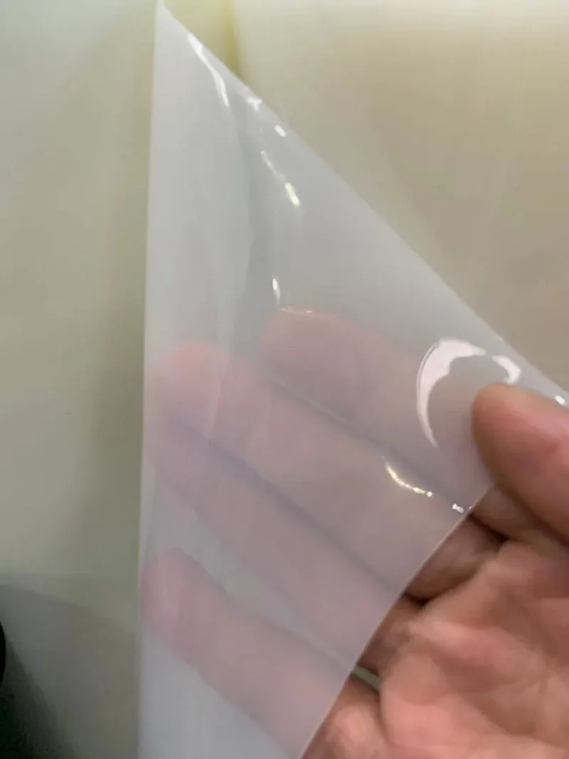 

Глянцевые цветные прозрачные синтетические кожаные материалы из ТПУ толщиной 0,5 мм