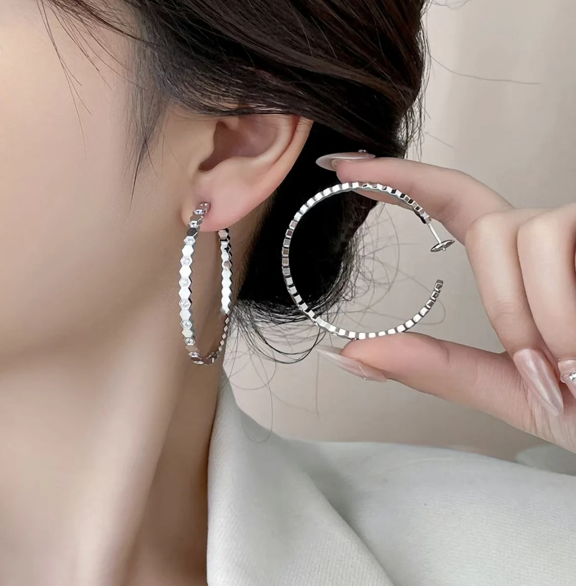 

High quality new round earrings of the same style as the celebrity, light luxury diamonds, high-end temperament for women