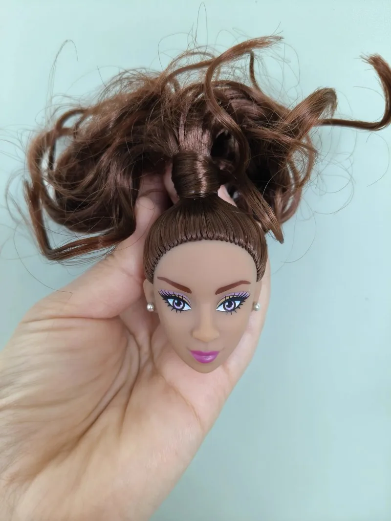 Doll head with hair in many styles to choose from, many styles to change the makeup of the doll head