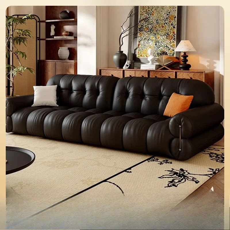 直線ソファ モダンなリビングルーム 小さなアパート フレンチレトロ ブラックピアノキー レザーソファ