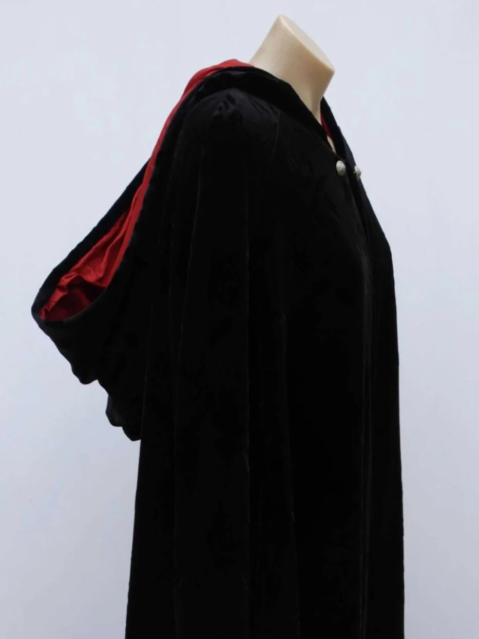 

Длинная двусторонняя накидка с большим шляпой, ролевой сценический костюм и длинное пальто для женщин в весеннем сезона 2024.