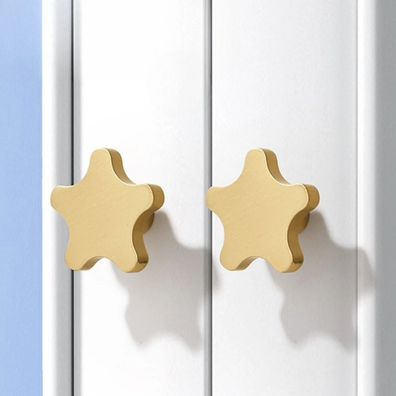 Kinderzimmer-Schranktür, Schubladen-Möbelbeschlag, Sternförmiger kleiner Griff, Gold, massives Messing, fünfzackiger Sternknopf – Detail 1
