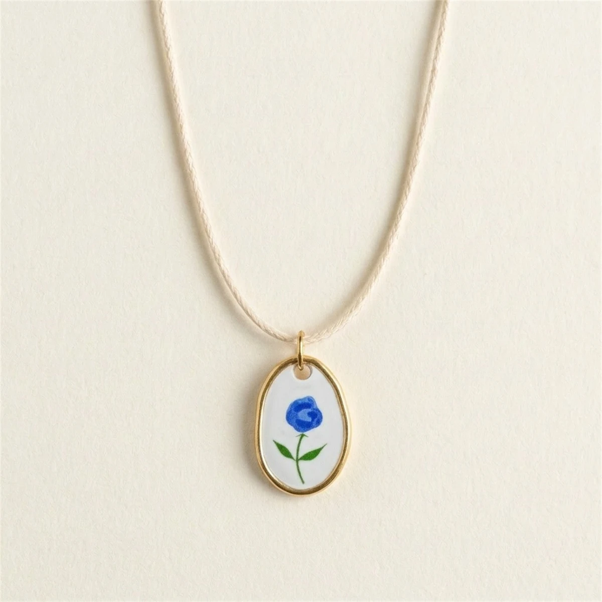 Neue Retro-Stil Halskette mit Hasen- und Blumenmuster im Künstlerischen Waldstil – Detail 4