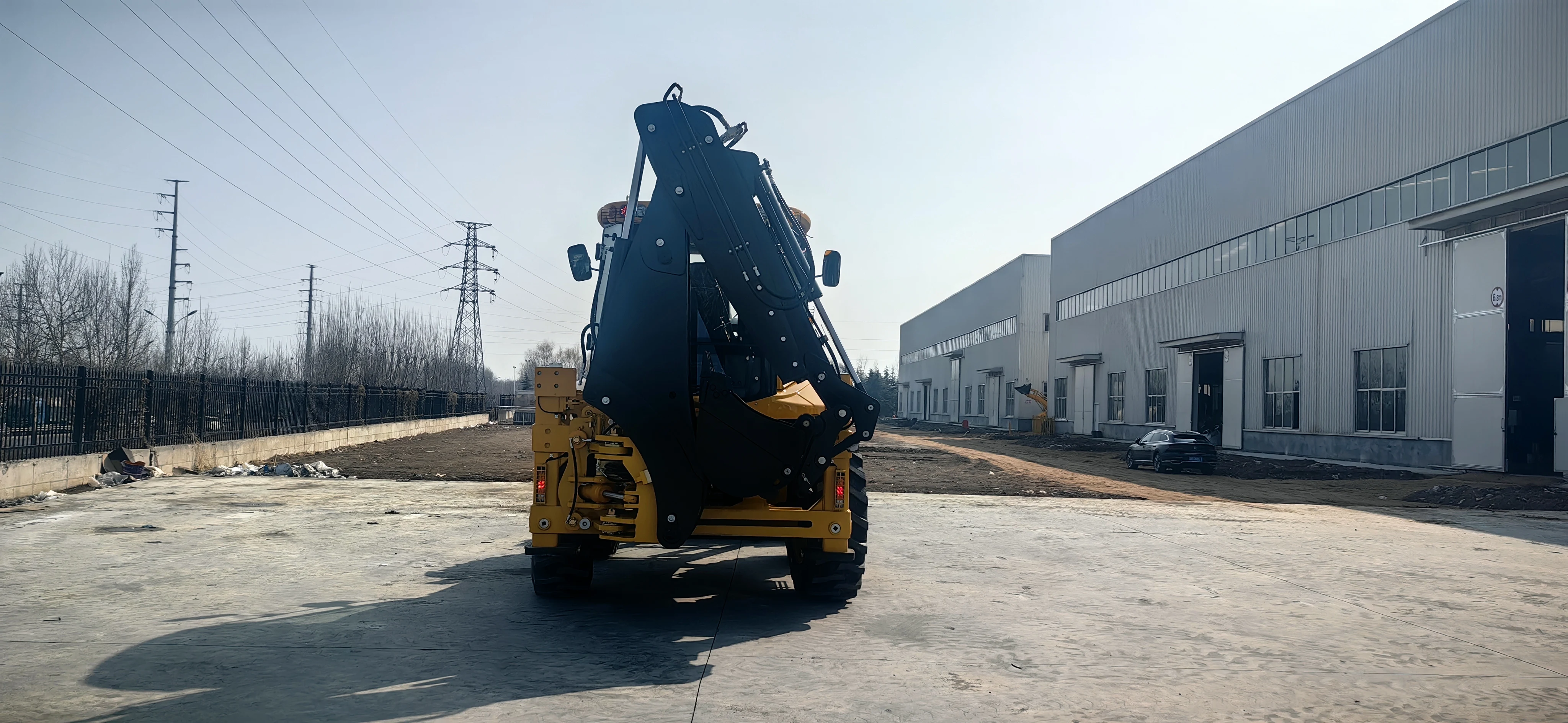 Terna frontale 388H da 2,5 tonnellate con benna 6 in 1