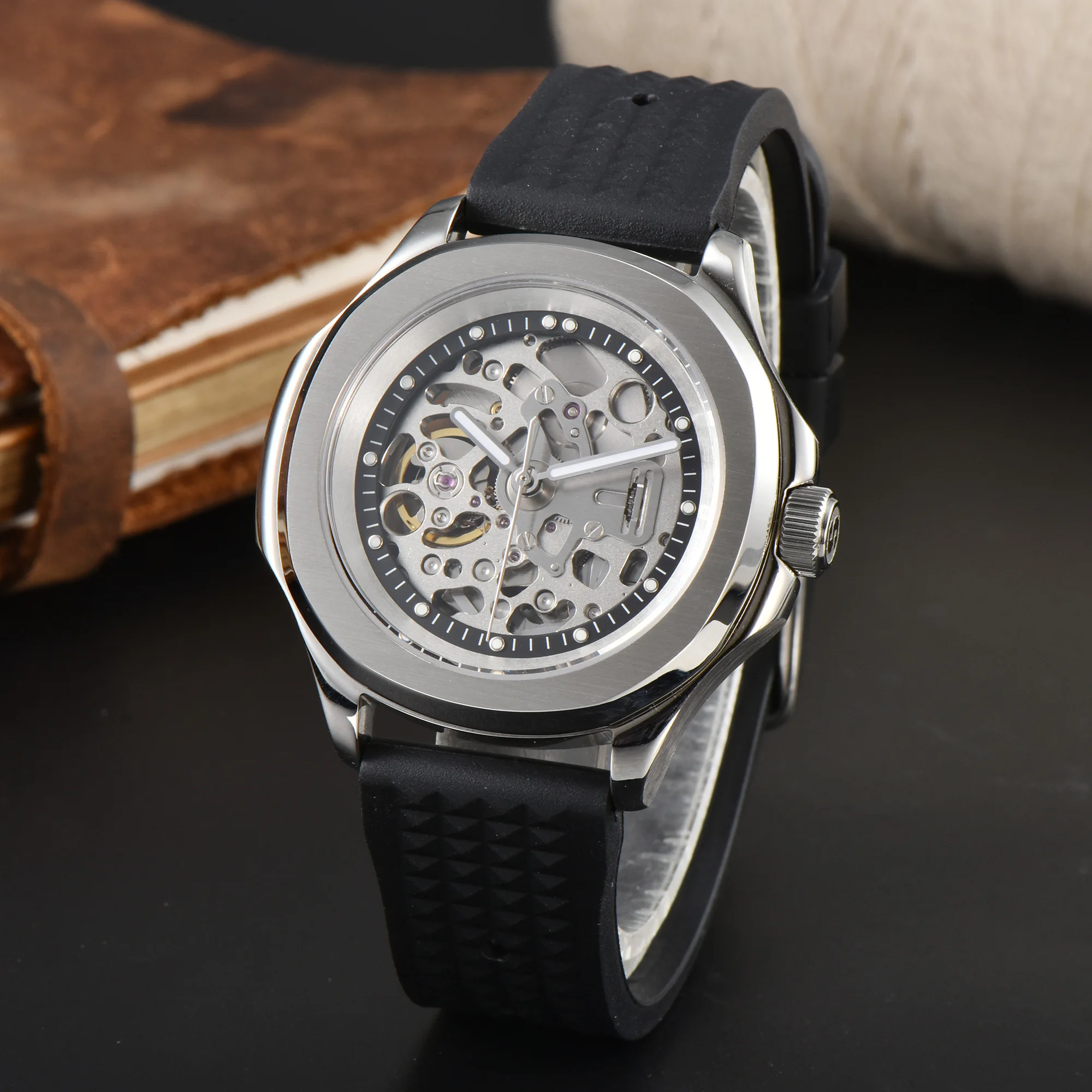 42mm Nuovo Hollow-out Skeleton zaffiro Orologi da polso da uomo Orologio meccanico automatico di lusso NH70/72 Movimento cinturino in caucciù