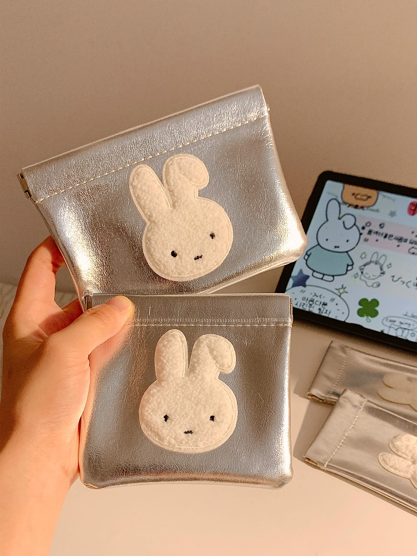 かわいいウサギ柄ポータブルトラベルメイクアップバッグ、口紅収納ポーチ、コインミニバッグ、女性用ハンディキャリーオンコスメティックバッグ