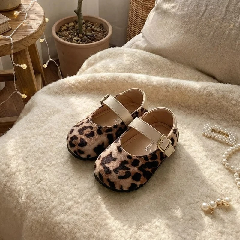 

Новые детские туфли для девочек 2026 года: весенне-осенние, с леопардовым принтом, модные повседневные туфли, мягкая нескользящая подошва, кожаные туфли для детей