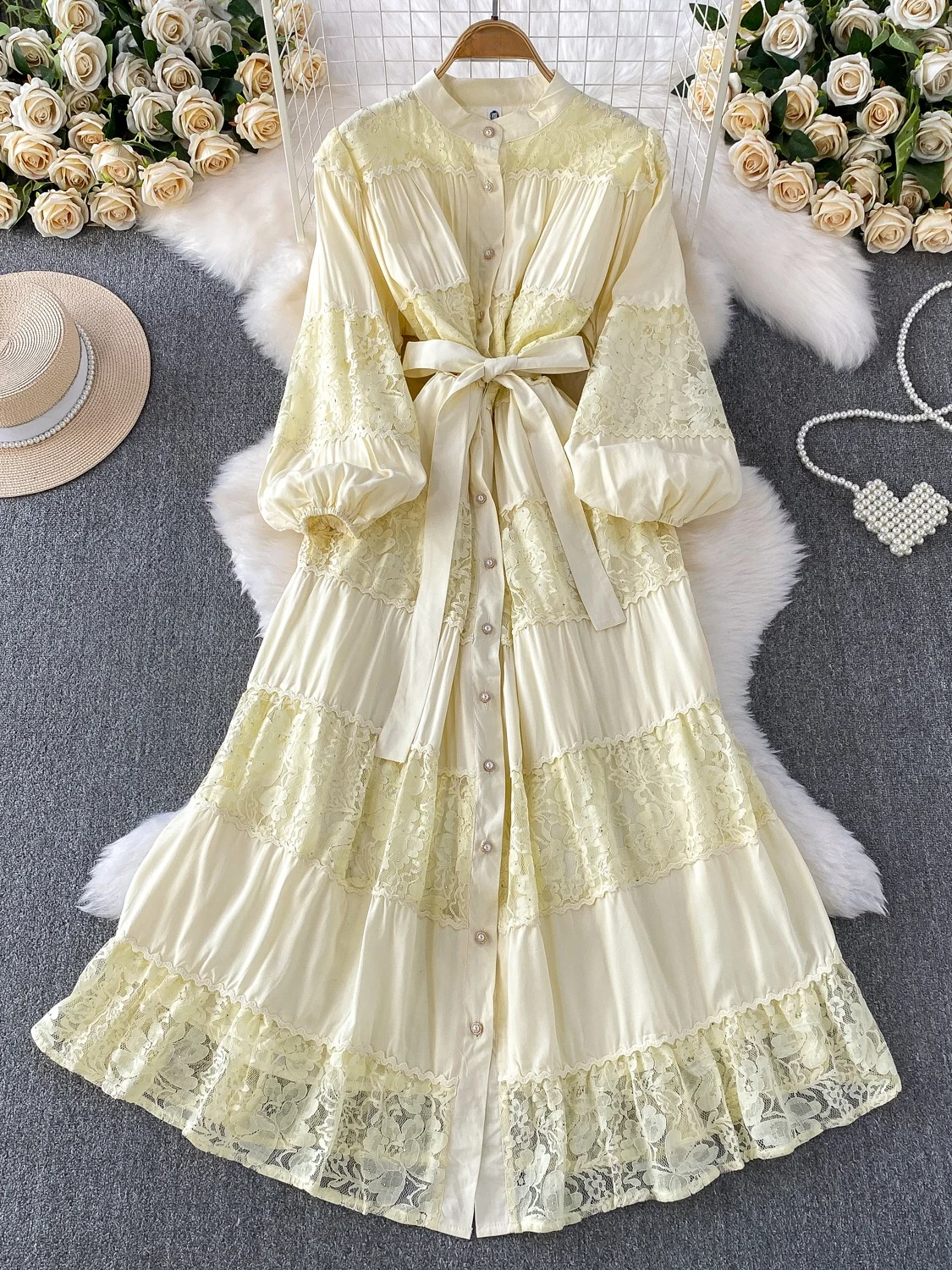 エレガントなラウンドネックレースロングドレス レディース 秋 シングルボタン ウエストシェイプ ダイヤモンド装飾 Aラインスカート 通勤スタイル