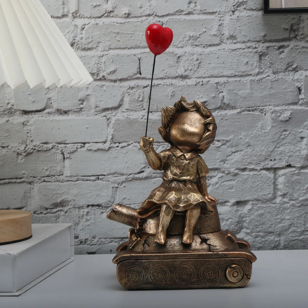 Banksy-Herz-Ballon und fliegendes Mädchen, inspiriertes Kunstwerk, moderne Skulptur, Heimdekoration, Statuendekoration – Detail 19