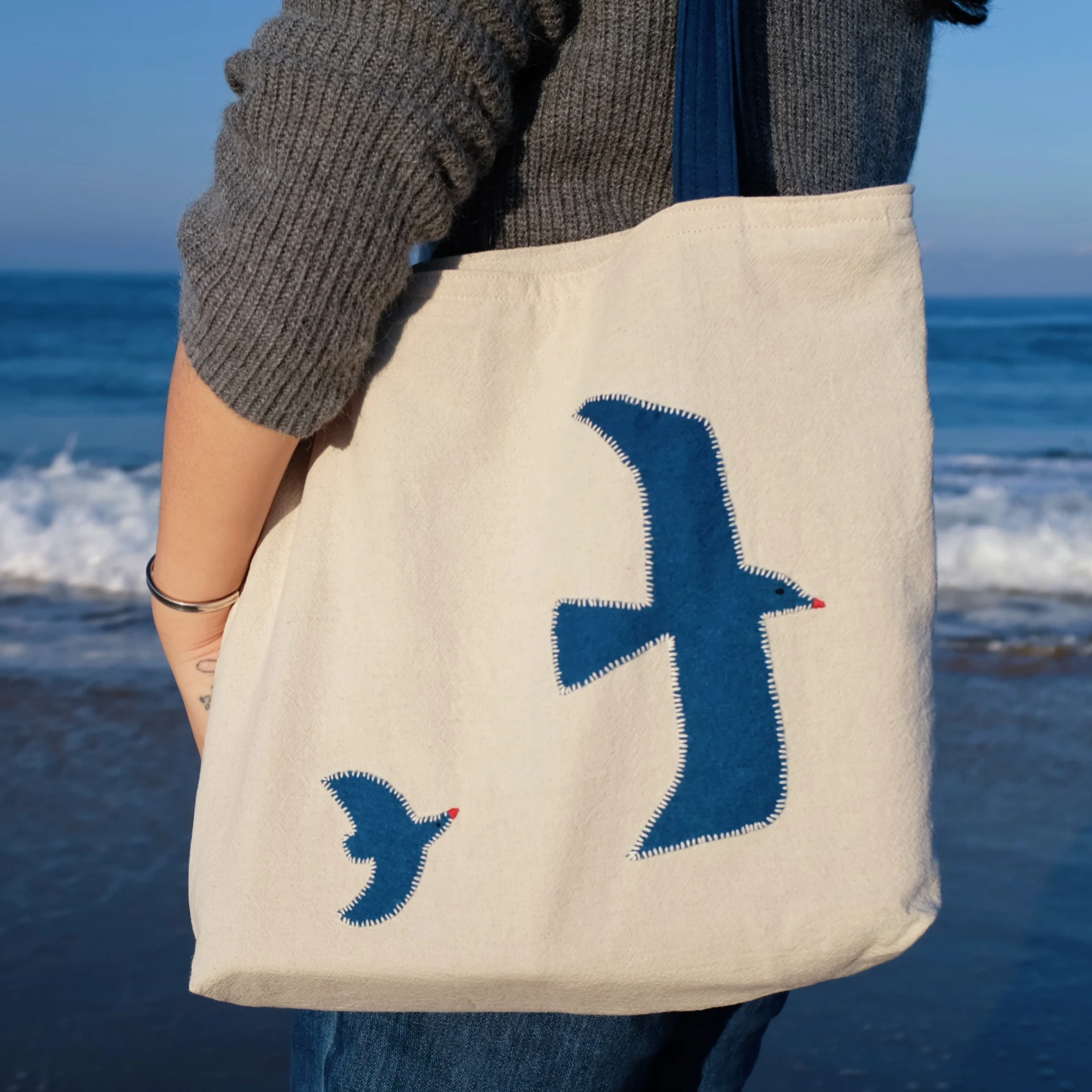 

Spring and summer new blue-dyed patchwork hand-embroidered flying bird literary lazy zipper cotton and linen large shoulder bag