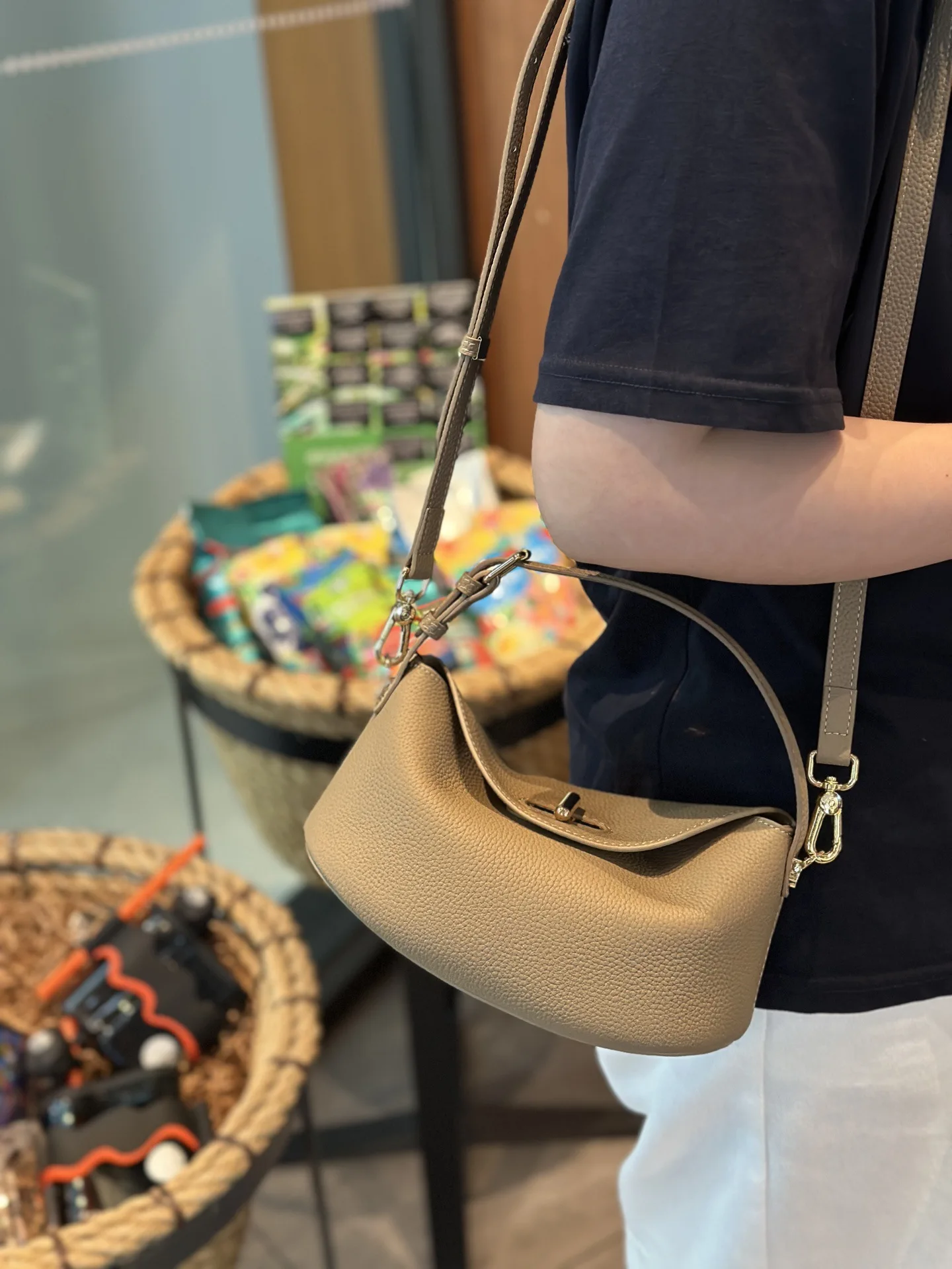 Litchi Pattern Genuine Leather Top Layer Cowhide Yuanbao Bag for Women, New Simple and High-End Crossbody Fashion Commuter Handbag