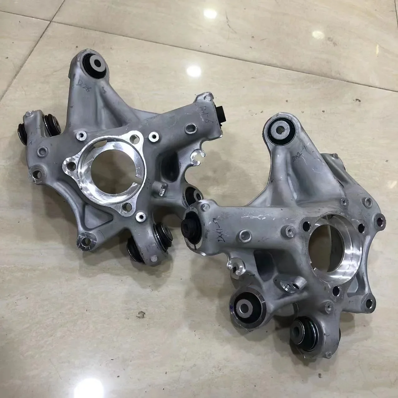 Traseira Direita Esquerda Direção Knuckle, OEM Part, de alta qualidade, adequado para Tesla Model 3, 1044416, 1044411