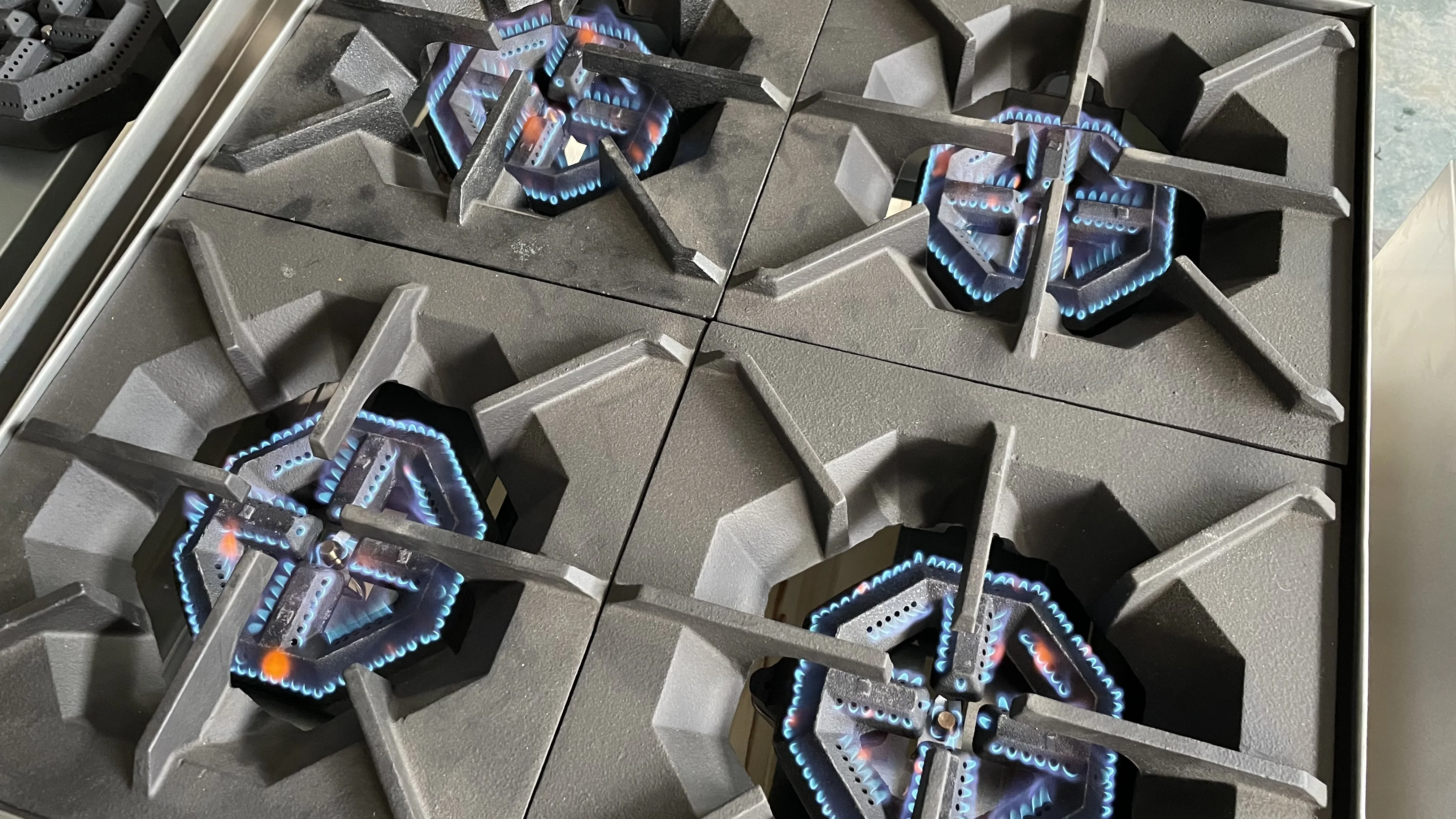 Commercial 4-Burner Gas Range Cooker : 25000BTU High Power,305*305mm Cast Iron Grates For Professional Kitchen Equipment