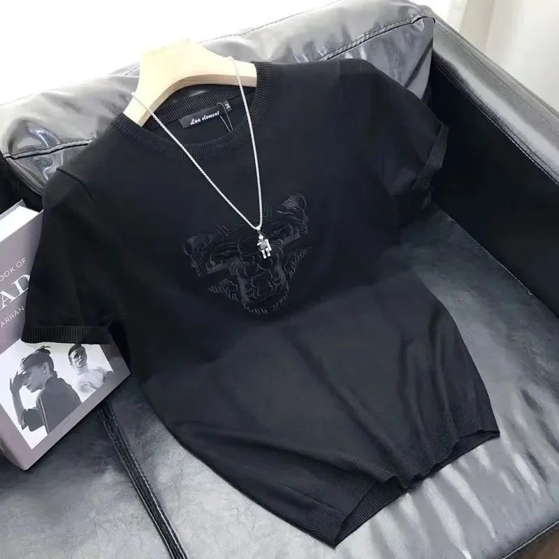 

Мужская трикотажная футболка с круглым вырезом, коротким рукавом и вышивкой в виде головы тигра, приталенного кроя