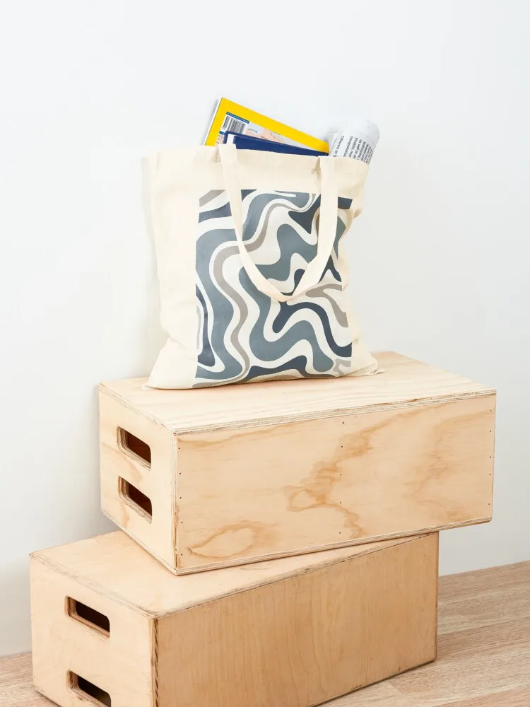 تجريدي معاصر سائل دوامي باللون الأزرق الرمادي المحايد على حقيبة حمل بيضاء تقريبًا للرجال أكياس تسوق قابلة لإعادة الاستخدام #4