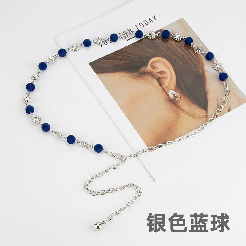 فستان نسائي عصري بسلسلة خصر من حجر الراين على شكل كرة صوف عصرية مع زخرفة جينز