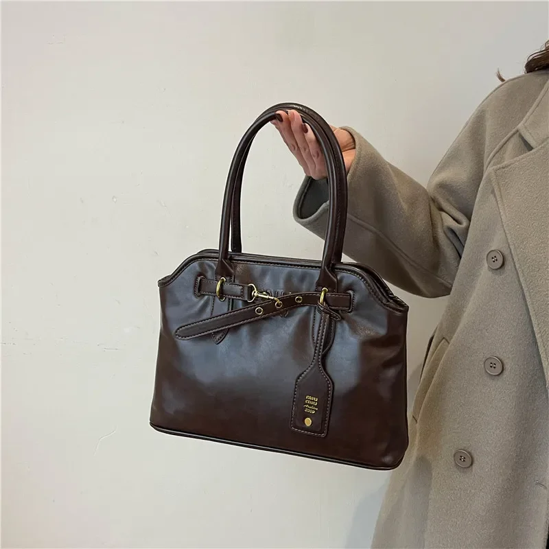 กระเป๋าเป้สะพายหลังหนังคลาสสิกหรูหราสําหรับนักช้อปหรูหราผู้ชายและผู้หญิงพร้อมการออกแบบโลโก้ตัวอักษรสีทึบ