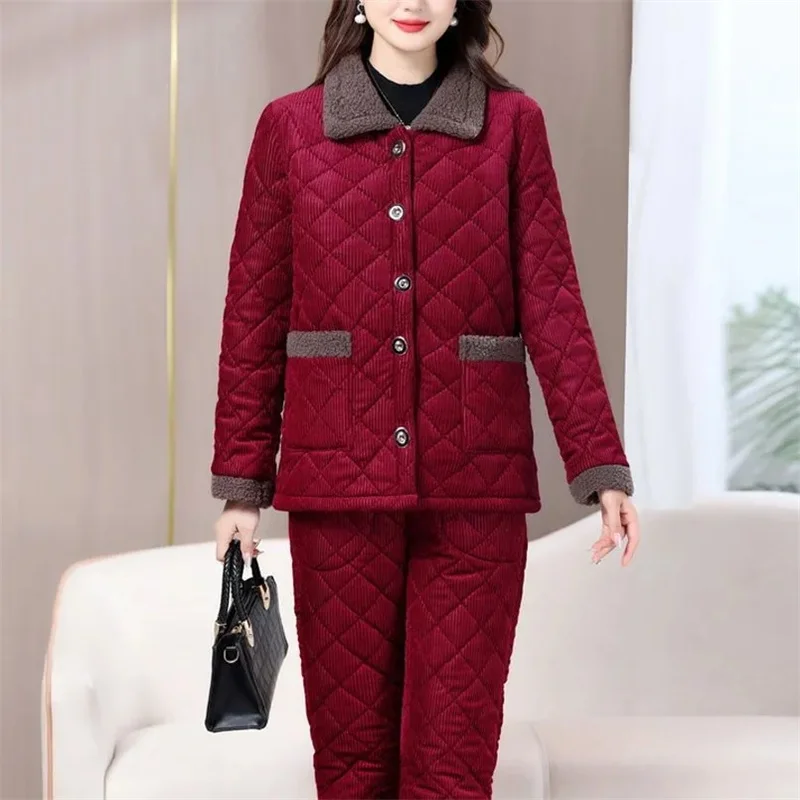 شتاء جديد إضافة المخملية رشاقته الدافئة مجموعة منتصف العمر المرأة أزياء دافئة سروال قصير القطن معطف القطن السراويل قطعتين الدعاوى