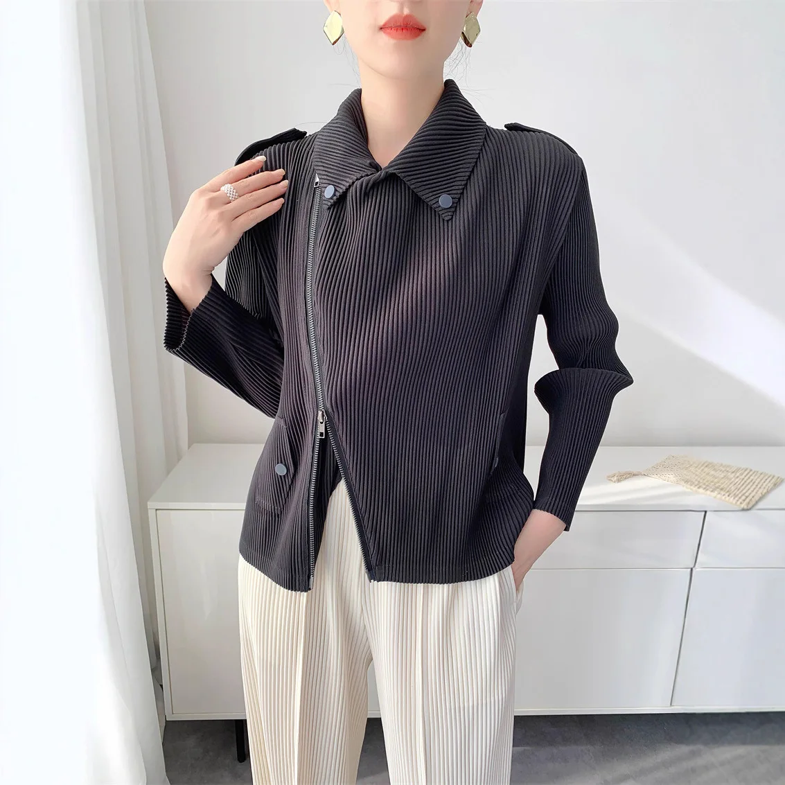 Miyake Pleated Jacket Women's Motorcycle Jacket Autumn/Winter Short-Sleeved Slim-Fit Diagonal Zipper Cardigan Women's Clothing