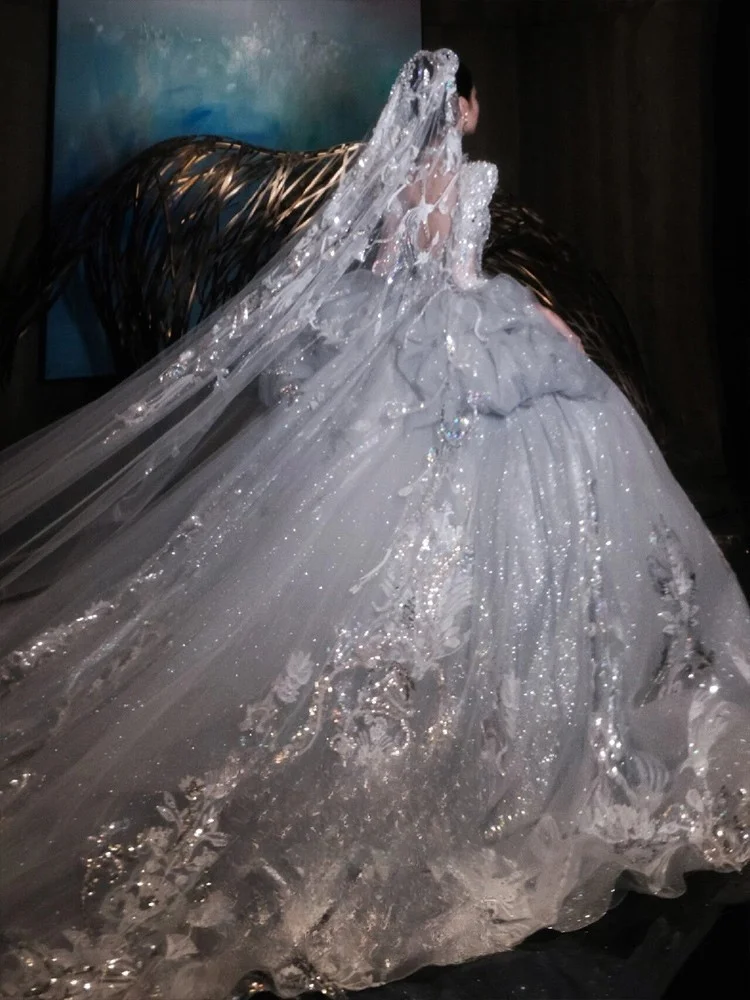 

A new long-sleeved dress with large trailing collar and heavy main fabric