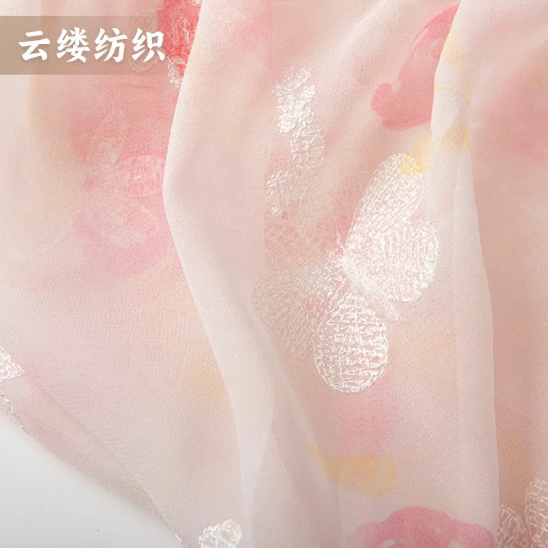 

Шелковое платье-ципао с вышивкой и принтом из ткани Qiaoqi в нежном стиле