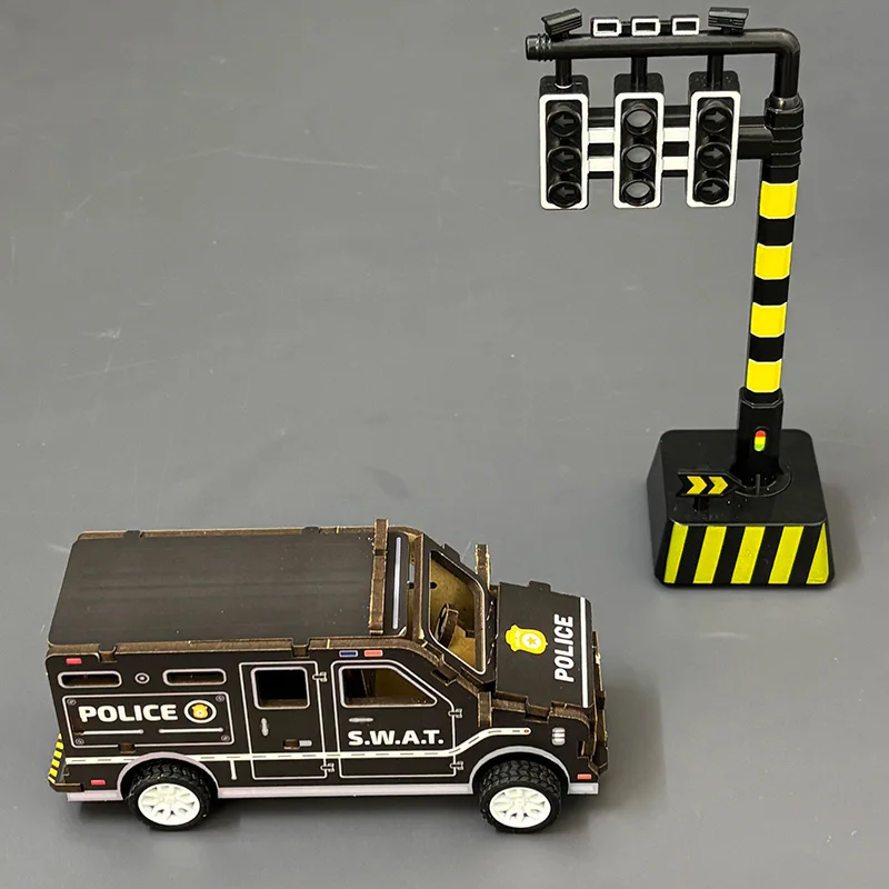 Auto della polizia con blocchi in legno, serie di auto della polizia urbane. Auto della polizia marroni, ornamenti da scrivania, oggetti da collezione. Regali di compleanno