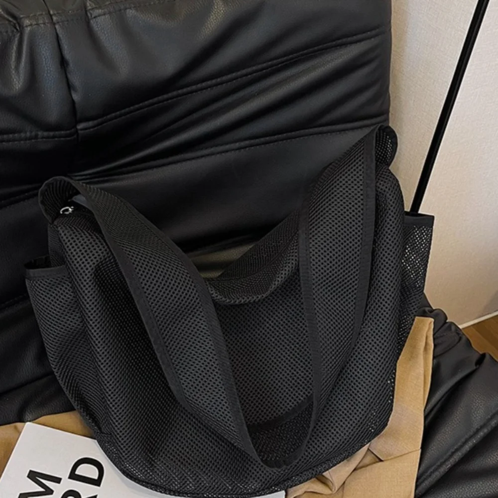 حقيبة يد شبكية مجوفة جديدة مقاومة للماء للشاطئ واللياقة البدنية حقيبة كتف ذات سعة كبيرة لتخزين السباحة حقيبة غسيل يوميًا