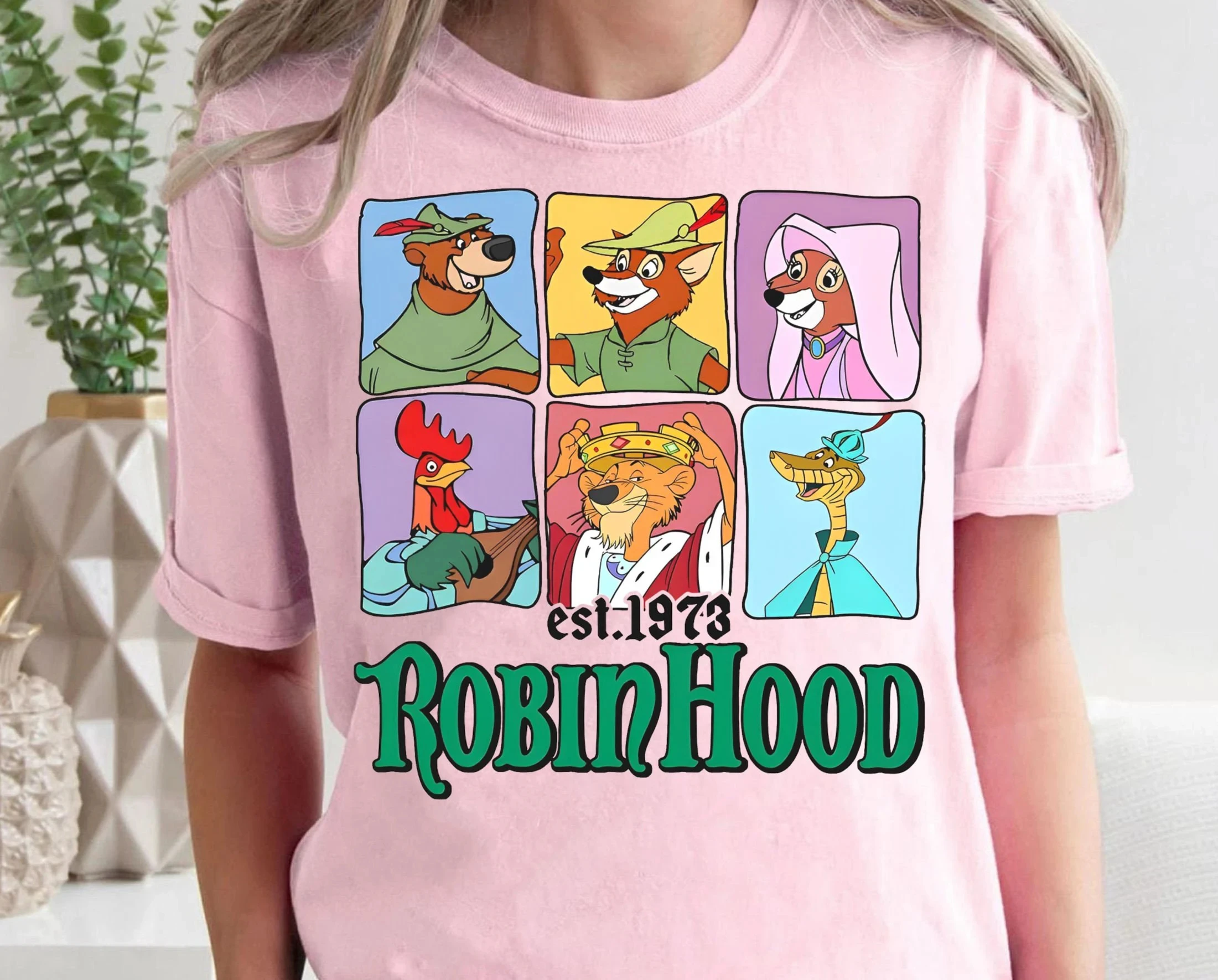 مؤسسة شخصيات ديزني روبن هود الرجعية. 1973 البلوز |   تي شيرت ملابس عائلة ديزني والت ديزني وورلد تي شيرت رحلة ديزني لاند