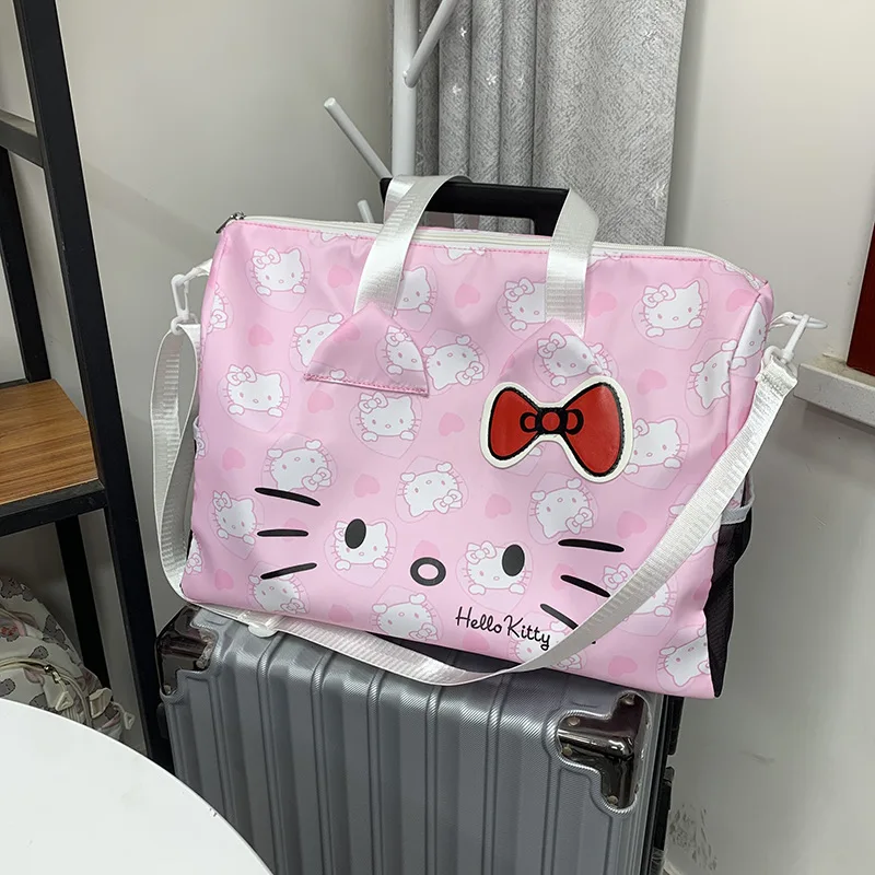

2026 Милая дорожная сумка-тоут Sanrio большой вместимости Hello Kitty, сумка-даффл через плечо для женщин, милая аниме-мультяшная сумка-кроссбоди для багажа