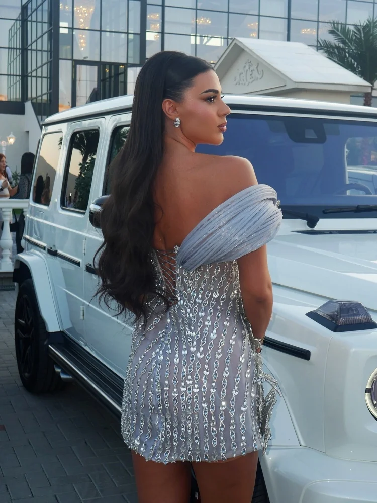 Luxuriöses schulterfreies silbernes Paillettenkleid mit Blumenverzierungen – elegantes Abendkleid für Cocktailpartys und Hochzeiten