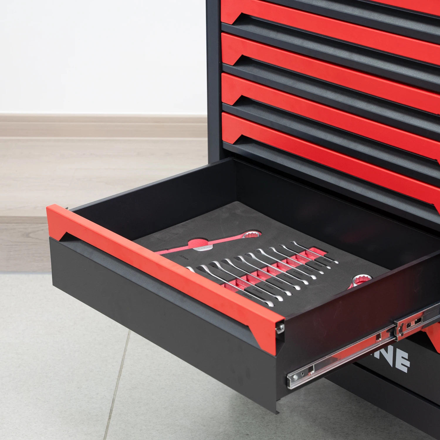 Heavy Duty Metal Tool Cabinet with 7-Drawer Storage and Customizable Options for Garage Workshop