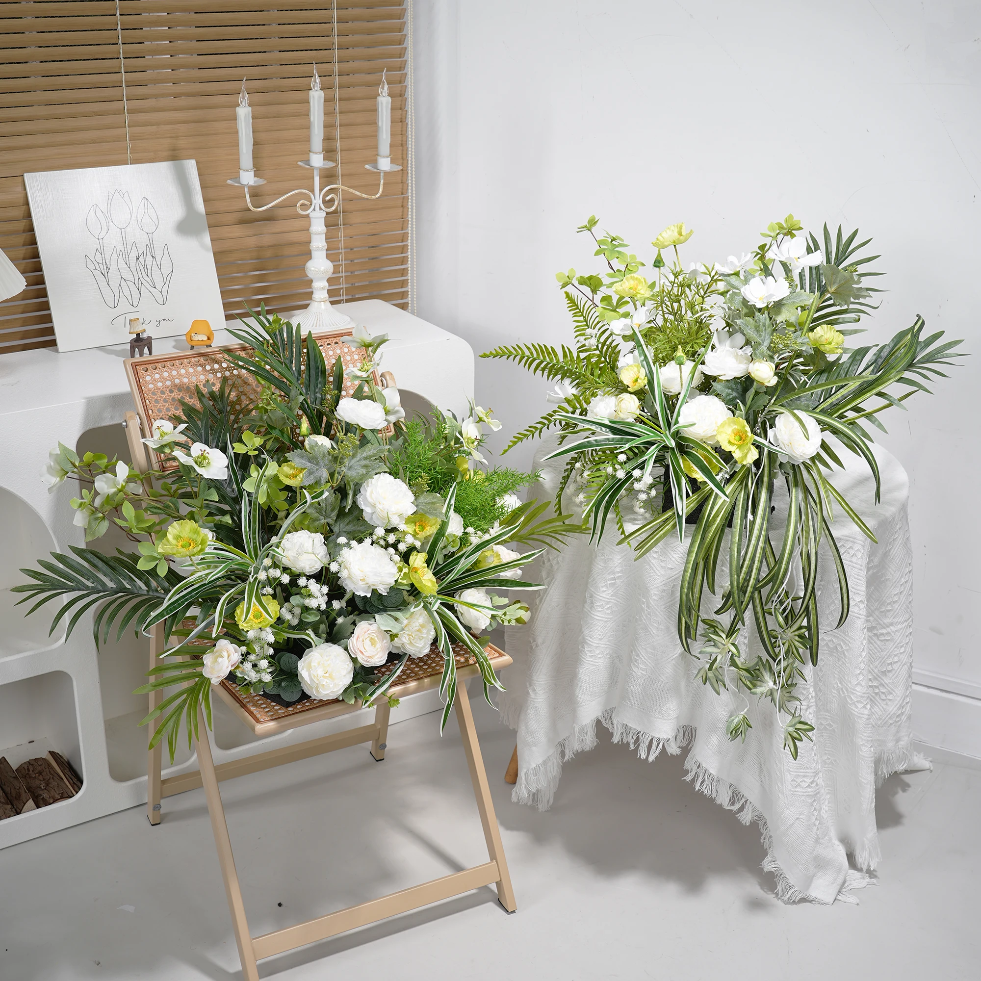 زهرة اصطناعية مزيفة لتزيين مأدبة غرفة اجتماعات الفندق وطاولة طعام مستديرة لتزيين الطاولة