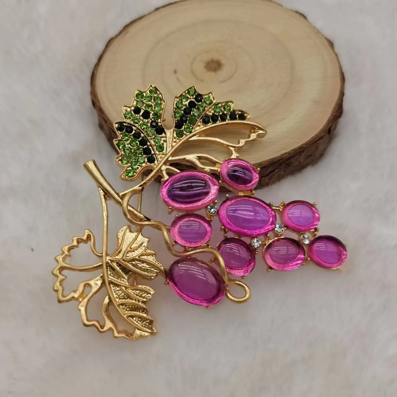 Vintage New Arrival Fashion Women Men Jelly Grape Brooches Pins Retro Exquisite Unisex Middle Fruit Corsage Buckle Accessories