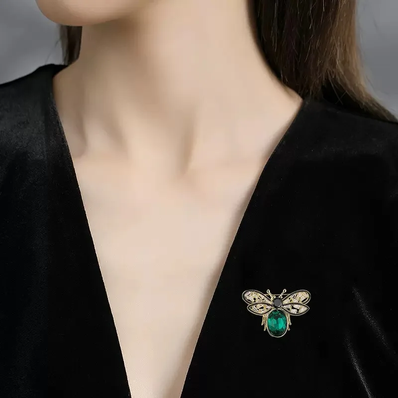 Lindo broche de abeja pequeño, temperamento de sentido del diseño de nicho femenino de alta gama, temperamento de ramillete, pin antiluz, accesorios de ropa