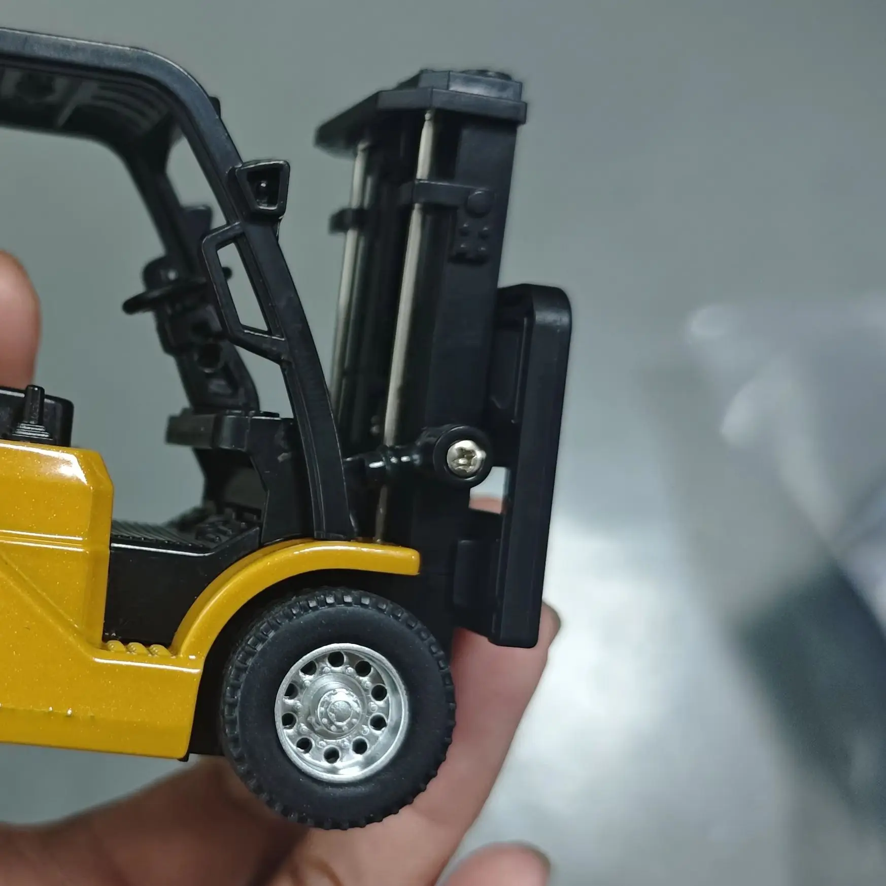 

Модель автомобиля 9IMOD 1/64: Сплавной вилочный погрузчик 2-в-1 (кран и погрузчик) с управлением через приложение, 10 каналов, 2,4 ГГц, настольный мини-погрузчик из сплава с прицепом