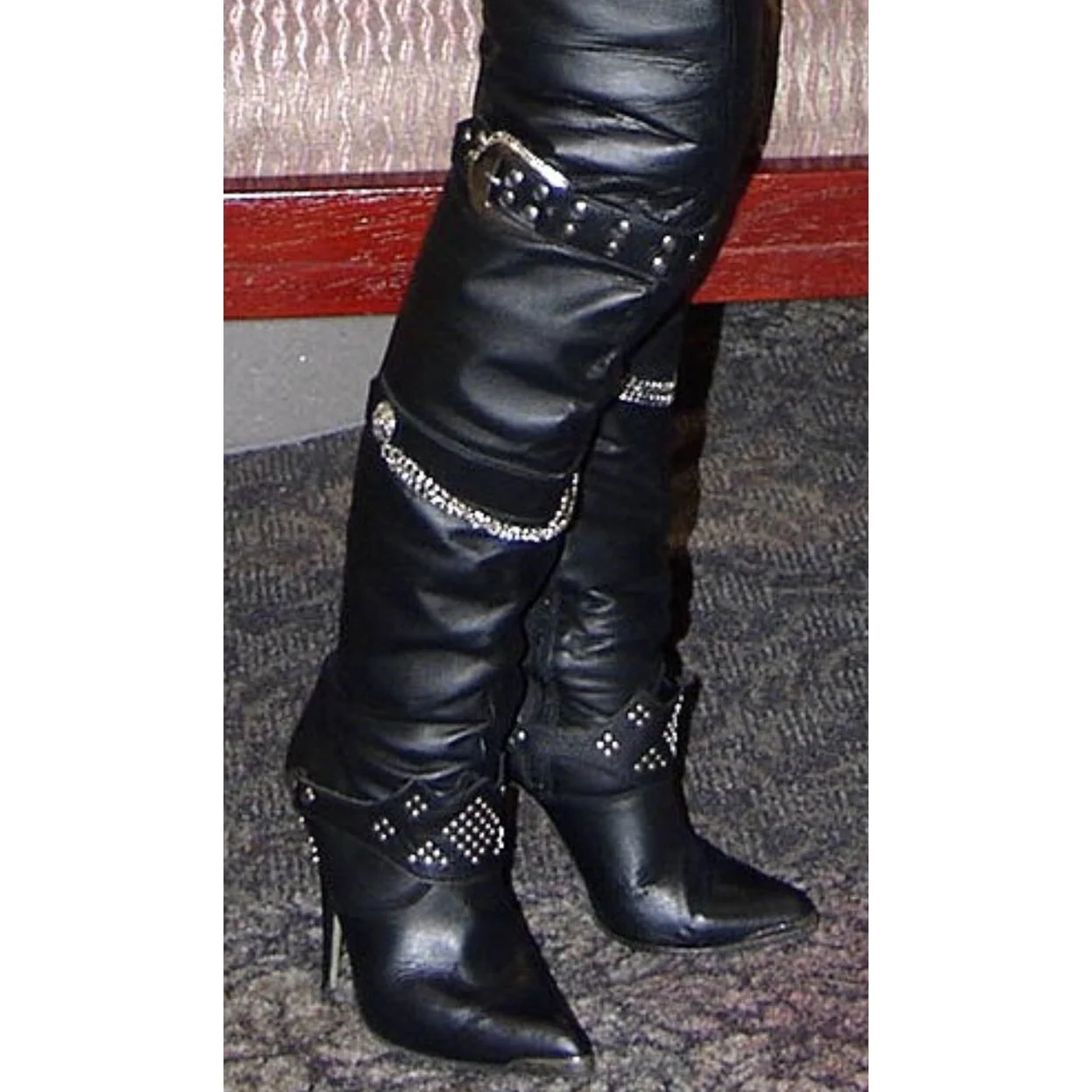 Botas mate por encima de la rodilla con remaches negros, zapatos finos de tacón alto con punta estrecha, a la moda, sexys, geniales, para invierno, talla grande, 2025